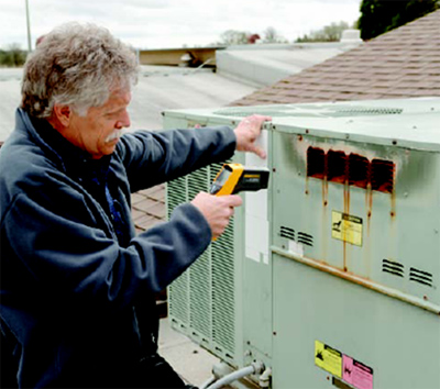 使用紅外測(cè)溫儀測(cè)量屋頂制冷系統(tǒng)。 