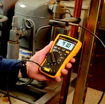 使用DMM和管鉗式探頭測(cè)量液態(tài)管溫度。