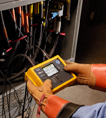 在電力進線處連接一臺電能記錄儀，以進行為期 30 天的負載研究。